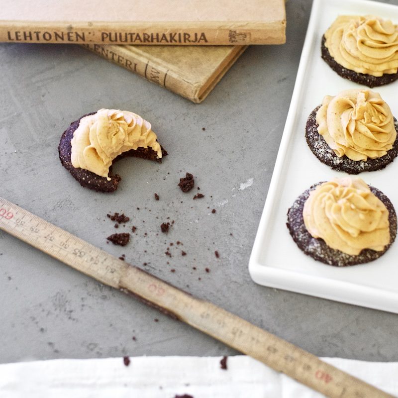 peanutbuttercream_glutenfree_cookies_yellowmood_hannamarirahkonen (2)