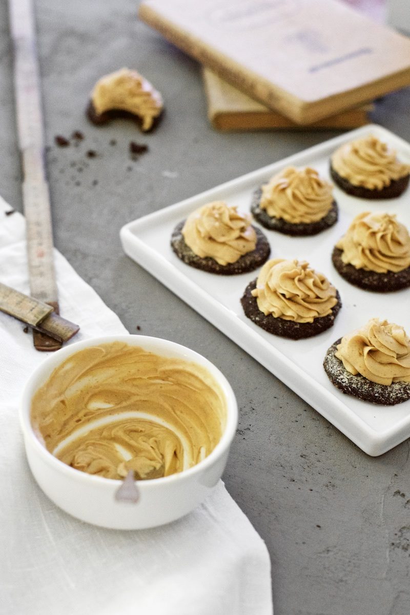 peanutbuttercream_glutenfree_cookies_yellowmood_hannamarirahkonen (3)