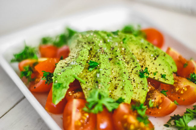 Ketogeeninen Resepti Tomaatti Avokado Salaatti